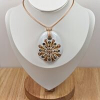 Collier blanc.1