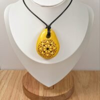 Collier jaune.2